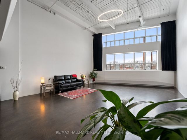 226 - 1173 Dundas St E