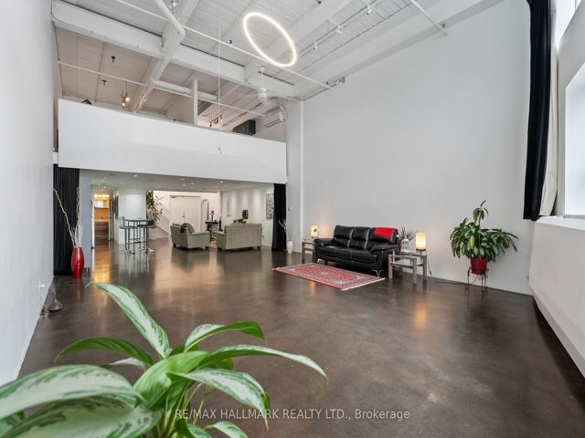 226 - 1173 Dundas St E