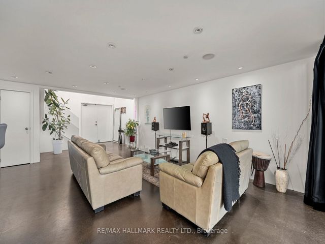 226 - 1173 Dundas St E
