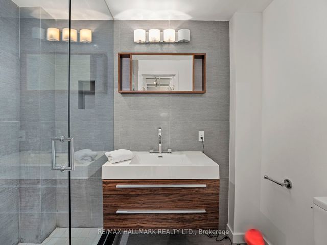 226 - 1173 Dundas St E