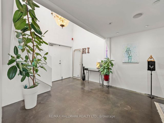 226 - 1173 Dundas St E