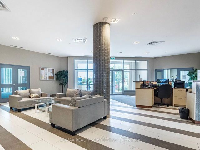1604 - 2152 Lawrence Ave E