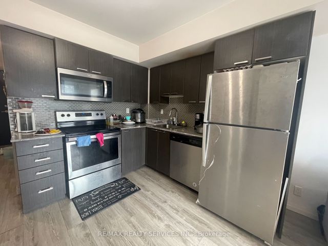 1604 - 2152 Lawrence Ave E
