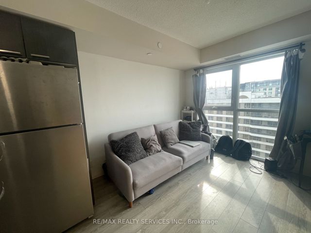 1604 - 2152 Lawrence Ave E