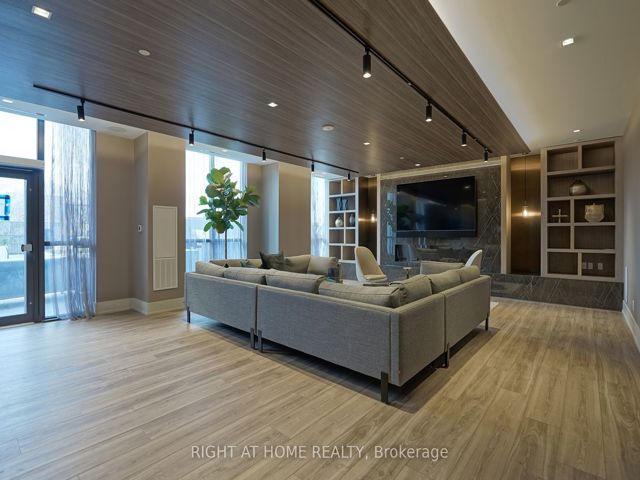 1012 - 286 Main St