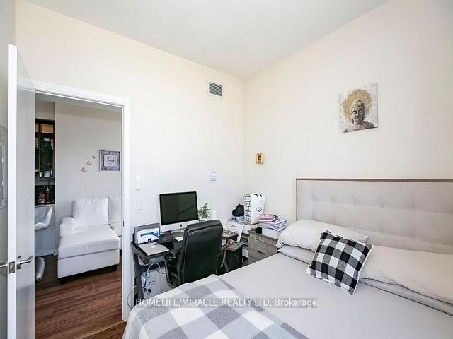 Ph20 - 181 Village Green Sq
