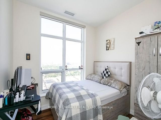 Ph20 - 181 Village Green Sq