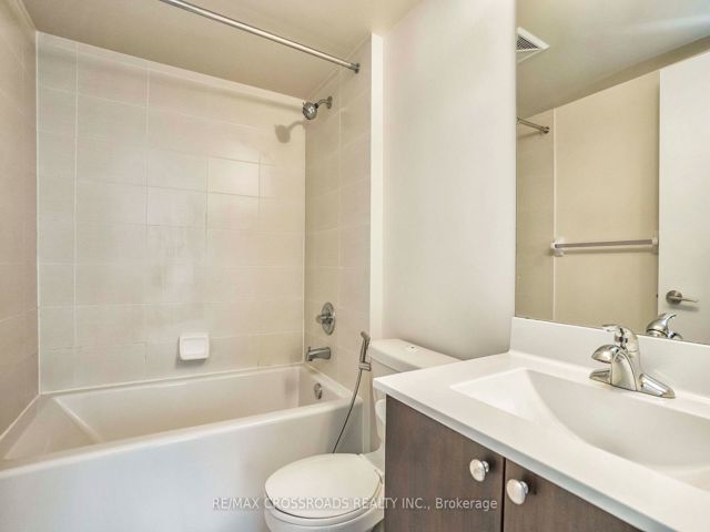 1321 - 181 Village Green Sq