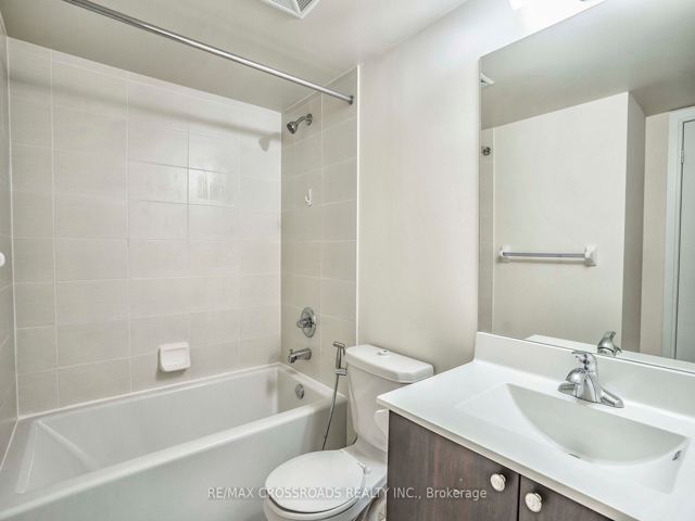 1321 - 181 Village Green Sq