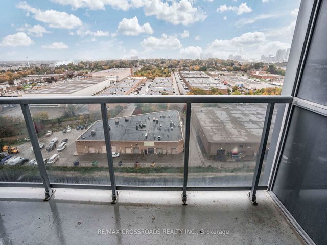 1321 - 181 Village Green Sq