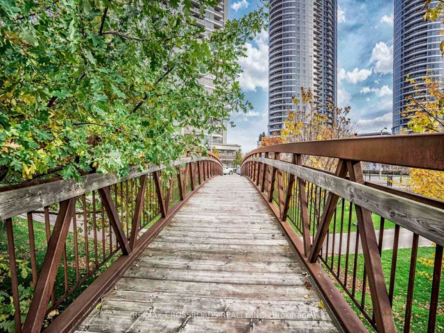 1321 - 181 Village Green Sq