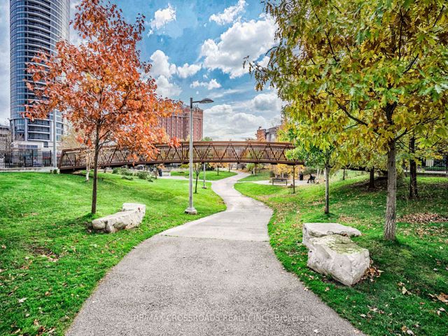 1321 - 181 Village Green Sq
