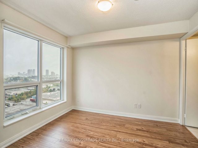 1321 - 181 Village Green Sq