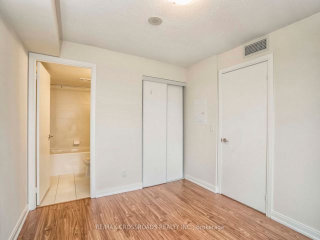 1321 - 181 Village Green Sq
