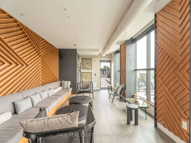 404 - 1331 Queen St E
