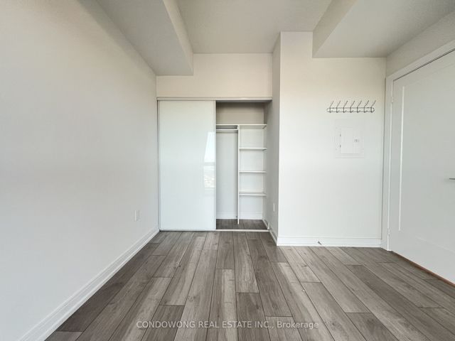 2601 - 225 Village Green Sq