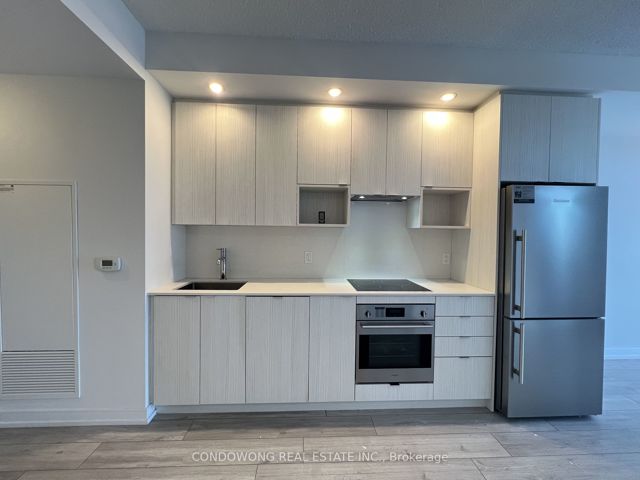 2601 - 225 Village Green Sq