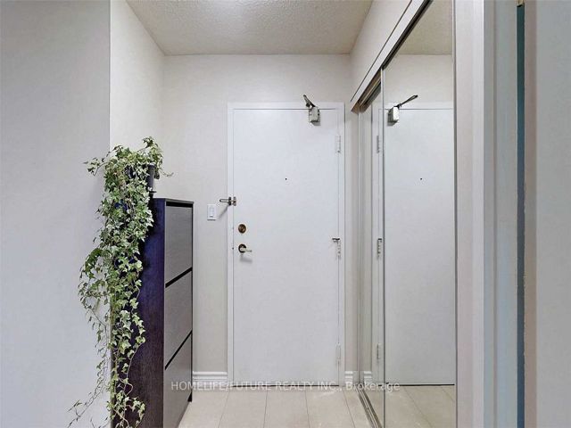 2028 - 75 Bamburgh Circ