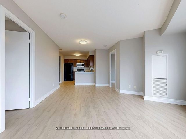 1609 - 125 Village Green Sq