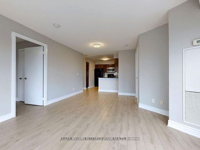 1609 - 125 Village Green Sq