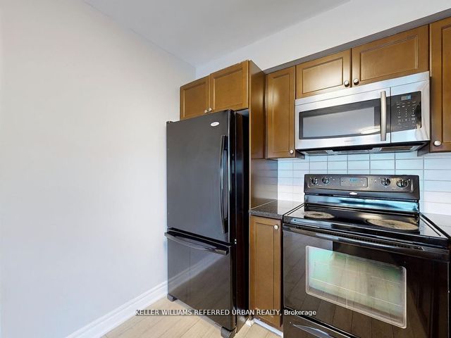 1609 - 125 Village Green Sq