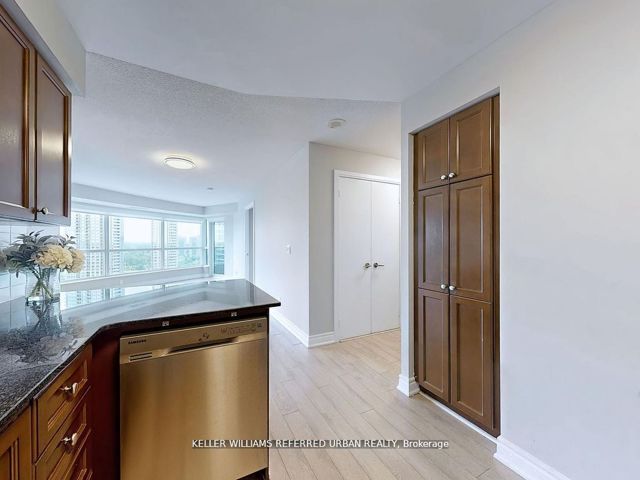 1609 - 125 Village Green Sq