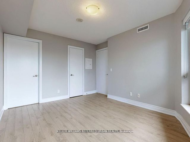 1609 - 125 Village Green Sq