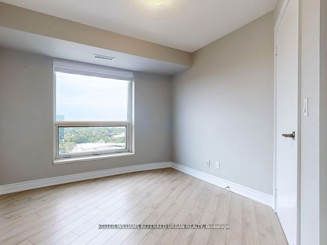 1609 - 125 Village Green Sq