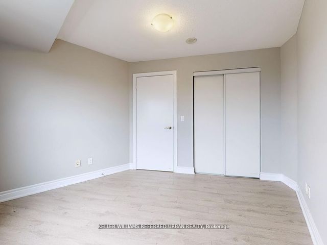 1609 - 125 Village Green Sq