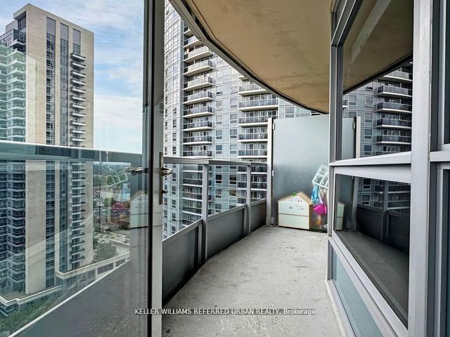 1609 - 125 Village Green Sq