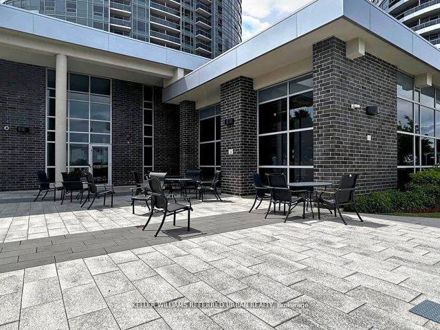 1609 - 125 Village Green Sq