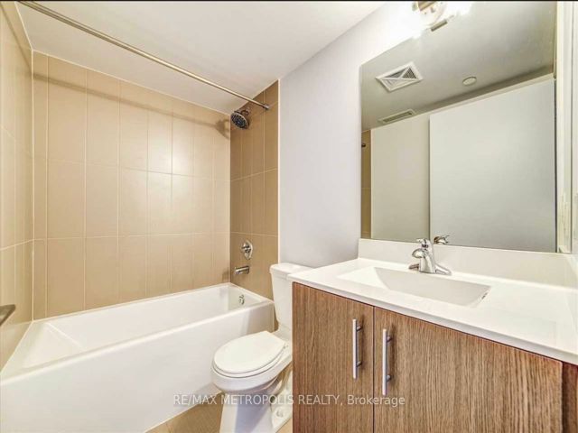 507 - 255 Village Green Sq