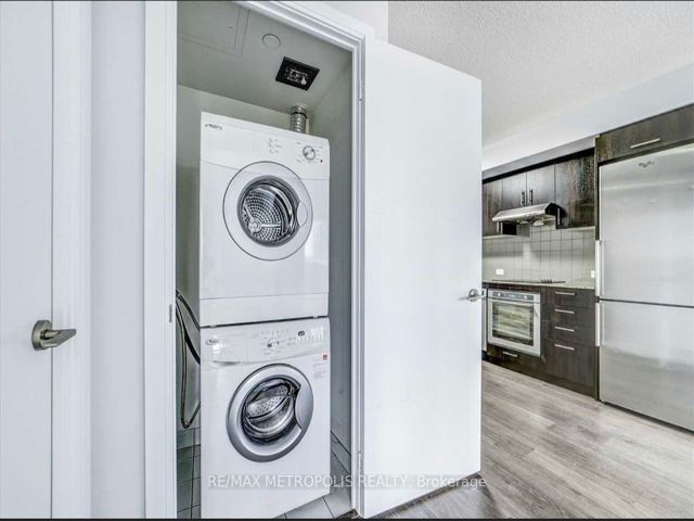 507 - 255 Village Green Sq