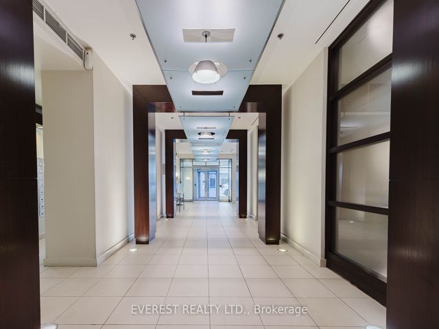 1609 - 36 Lee Centre Dr