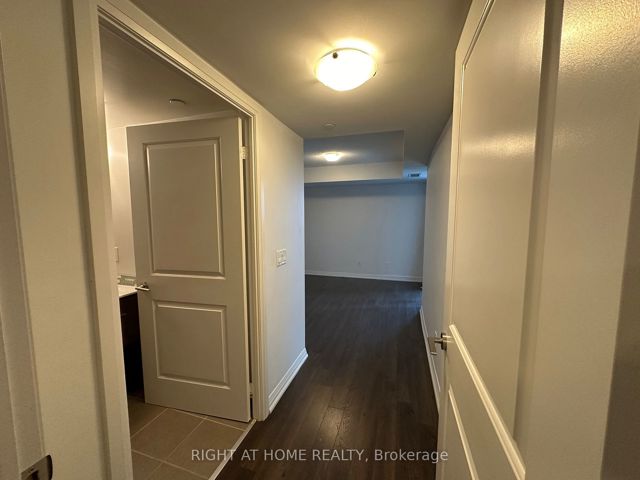 501 - 30 Meadowglen Pl