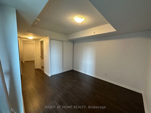 501 - 30 Meadowglen Pl