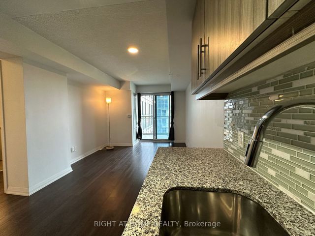 501 - 30 Meadowglen Pl