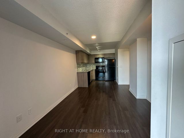 501 - 30 Meadowglen Pl