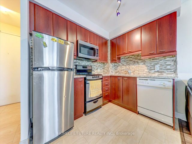 1905 - 36 Lee Centre Dr
