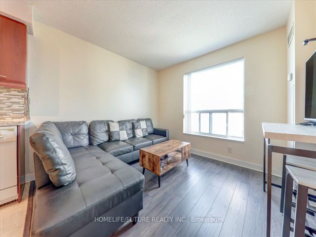 1905 - 36 Lee Centre Dr