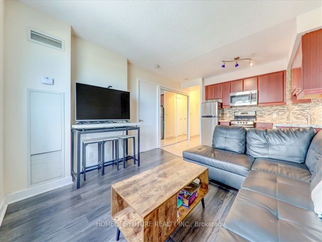1905 - 36 Lee Centre Dr