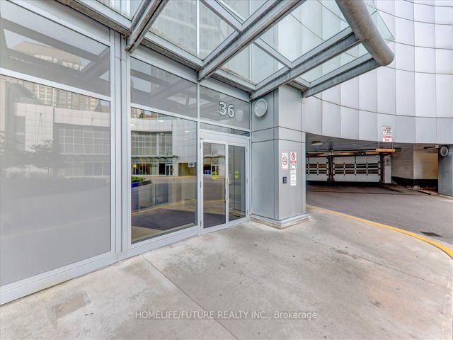 1905 - 36 Lee Centre Dr