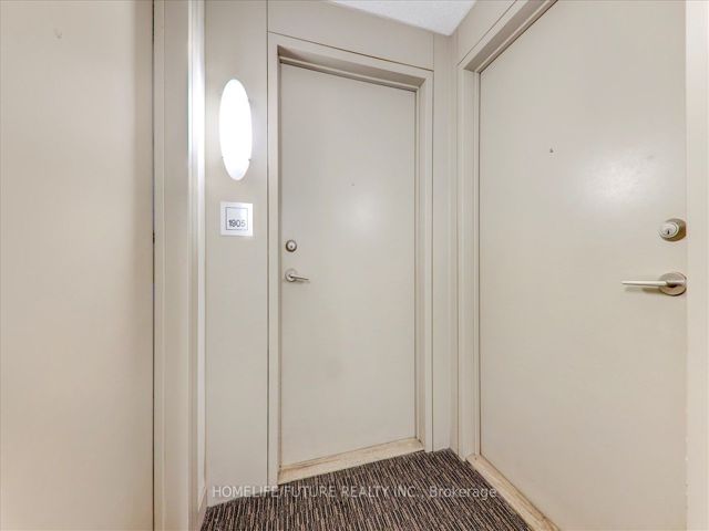1905 - 36 Lee Centre Dr