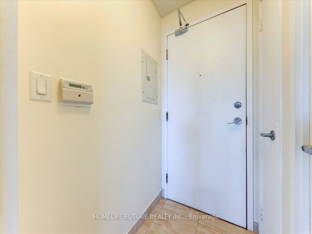 1905 - 36 Lee Centre Dr
