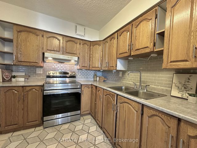906 - 3380 Eglinton Ave E