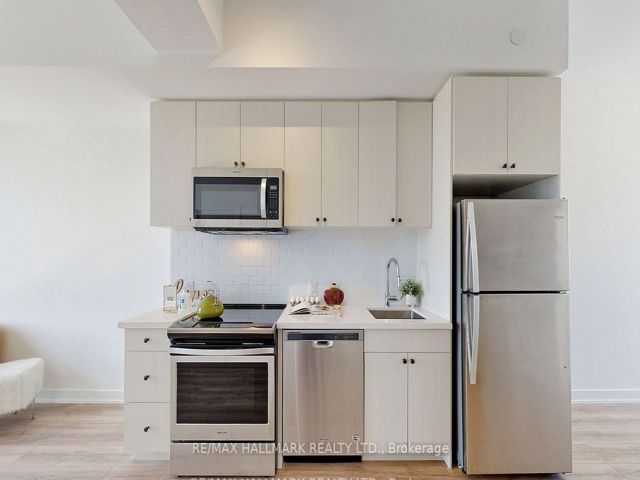 Ph 924 - 2799 Kingston Rd