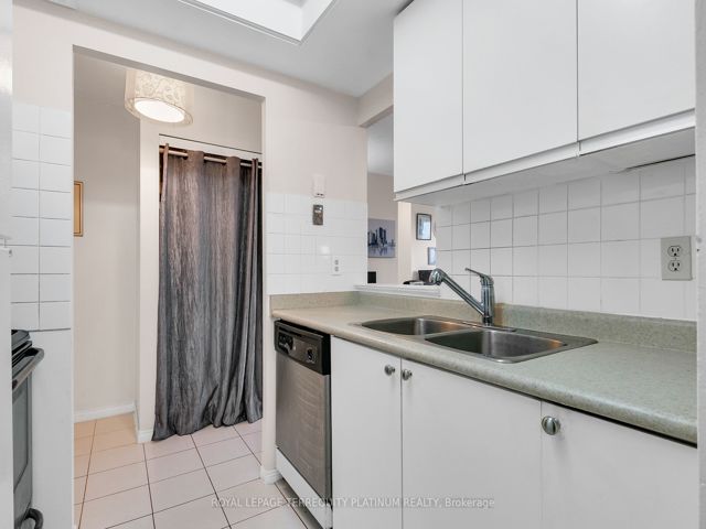 706 - 5 Greystone Walk Dr