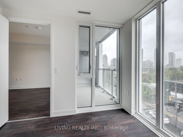 308W - 27 Bathurst St