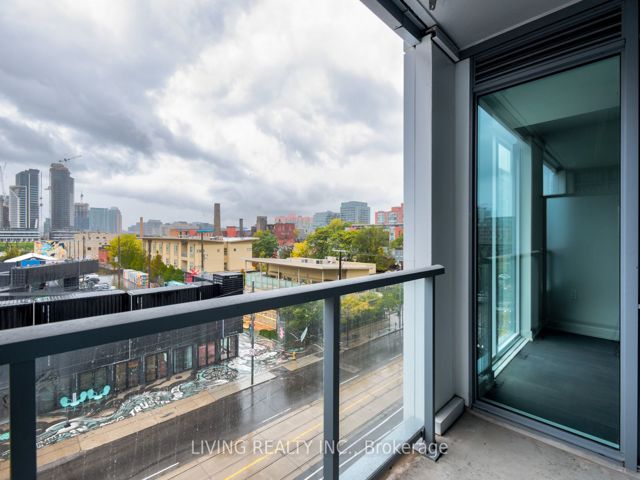 308W - 27 Bathurst St