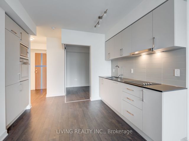 308W - 27 Bathurst St